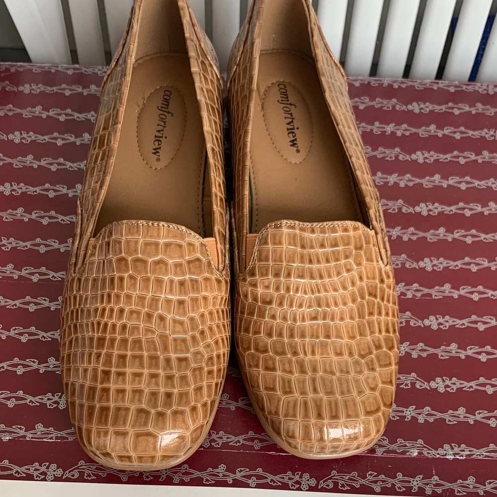 Comfortview Women's Croc-Embossed Brown Loafers